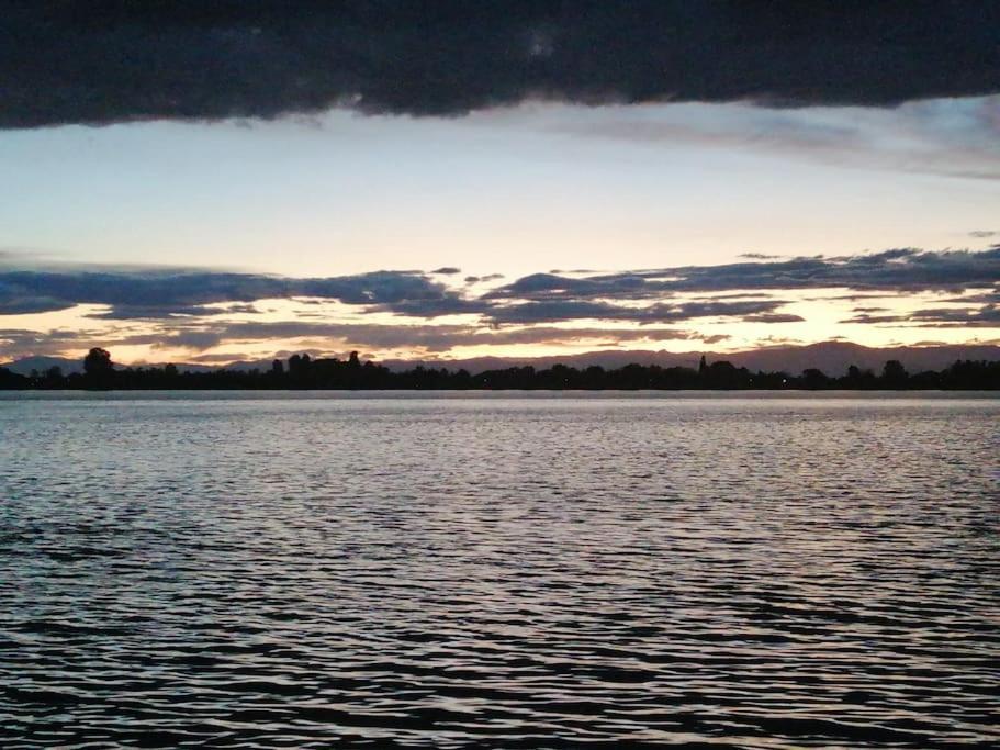 Orizzonte Marino Giallo Angolo Solare Verso La Laguna Cavallino-Treporti Kültér fotó