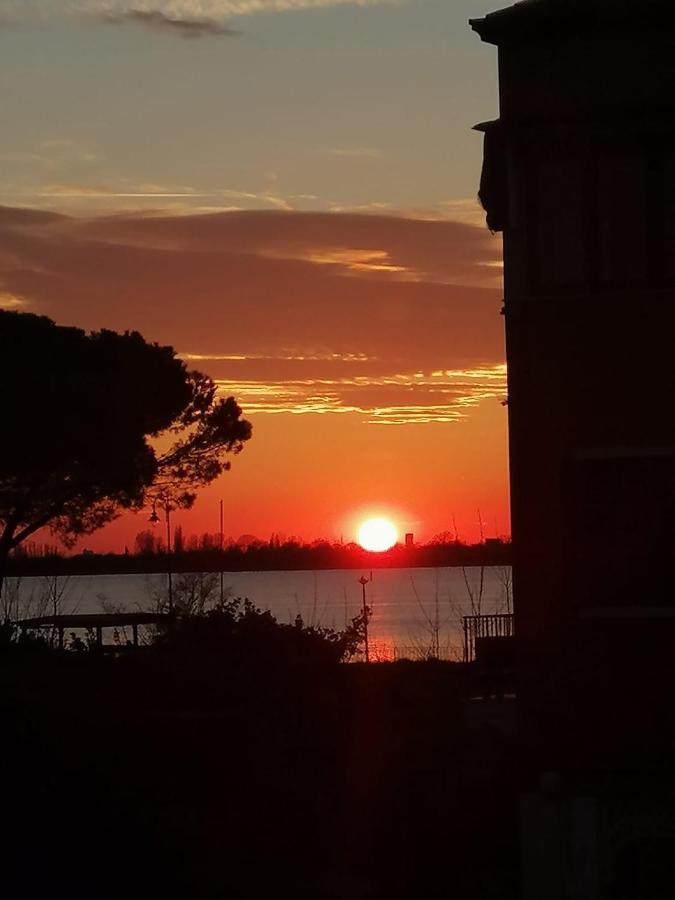 Orizzonte Marino Giallo Angolo Solare Verso La Laguna Cavallino-Treporti Kültér fotó